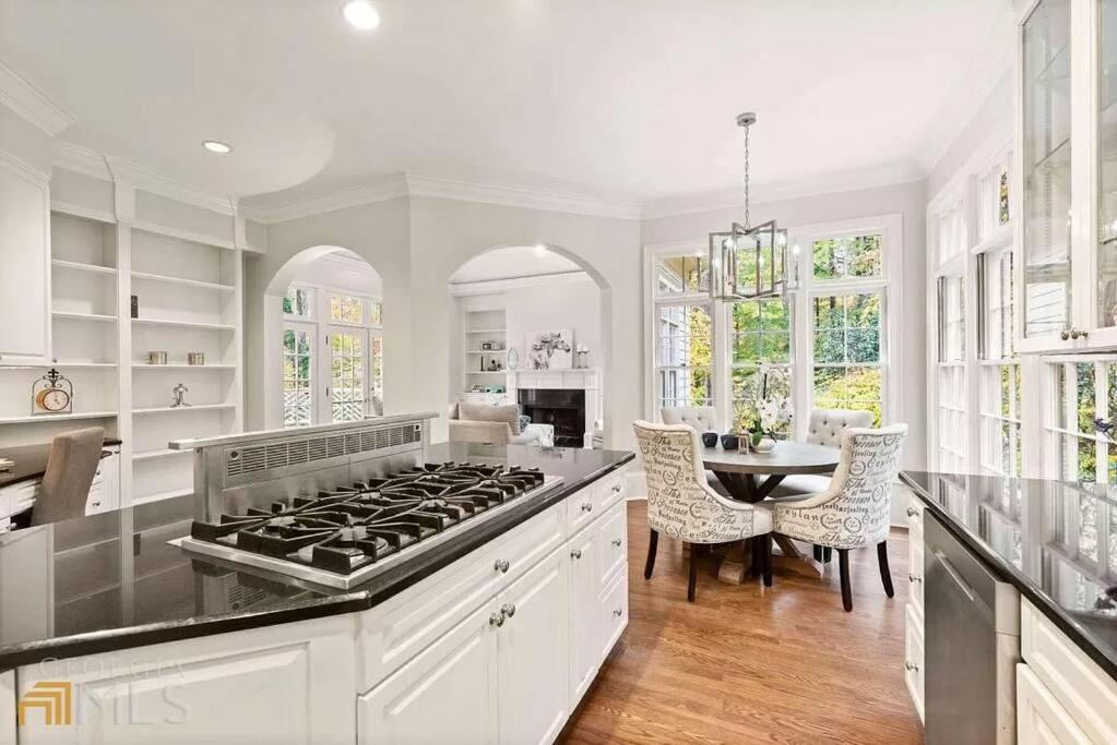 Luxury Spacious 4br In Buckhead Holiday home
